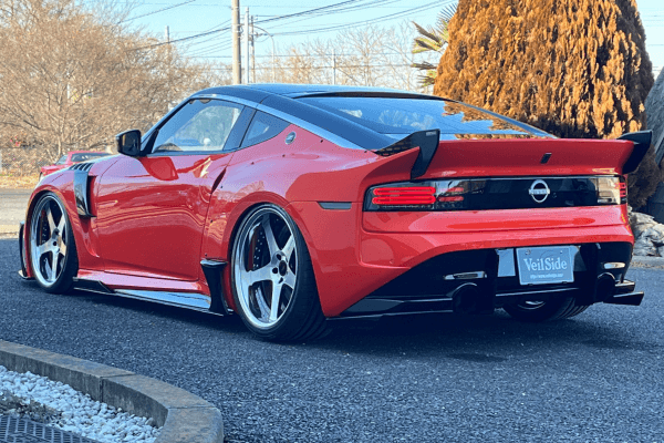 Rear angle of VEILSIDE Aero Complete Kit on FFZ400 RZ34 featuring widebody rear fenders, rear diffuser, and ducktail spoiler.
