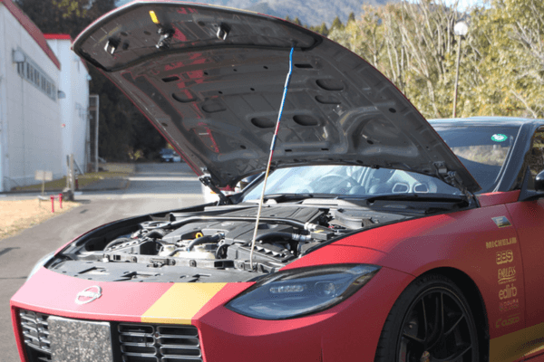 Fairlady Z RZ34 with hood open supported by FUJITSUBO EXH+ titanium hood stay, ideal for performance and aesthetic engine bay upgrades.
