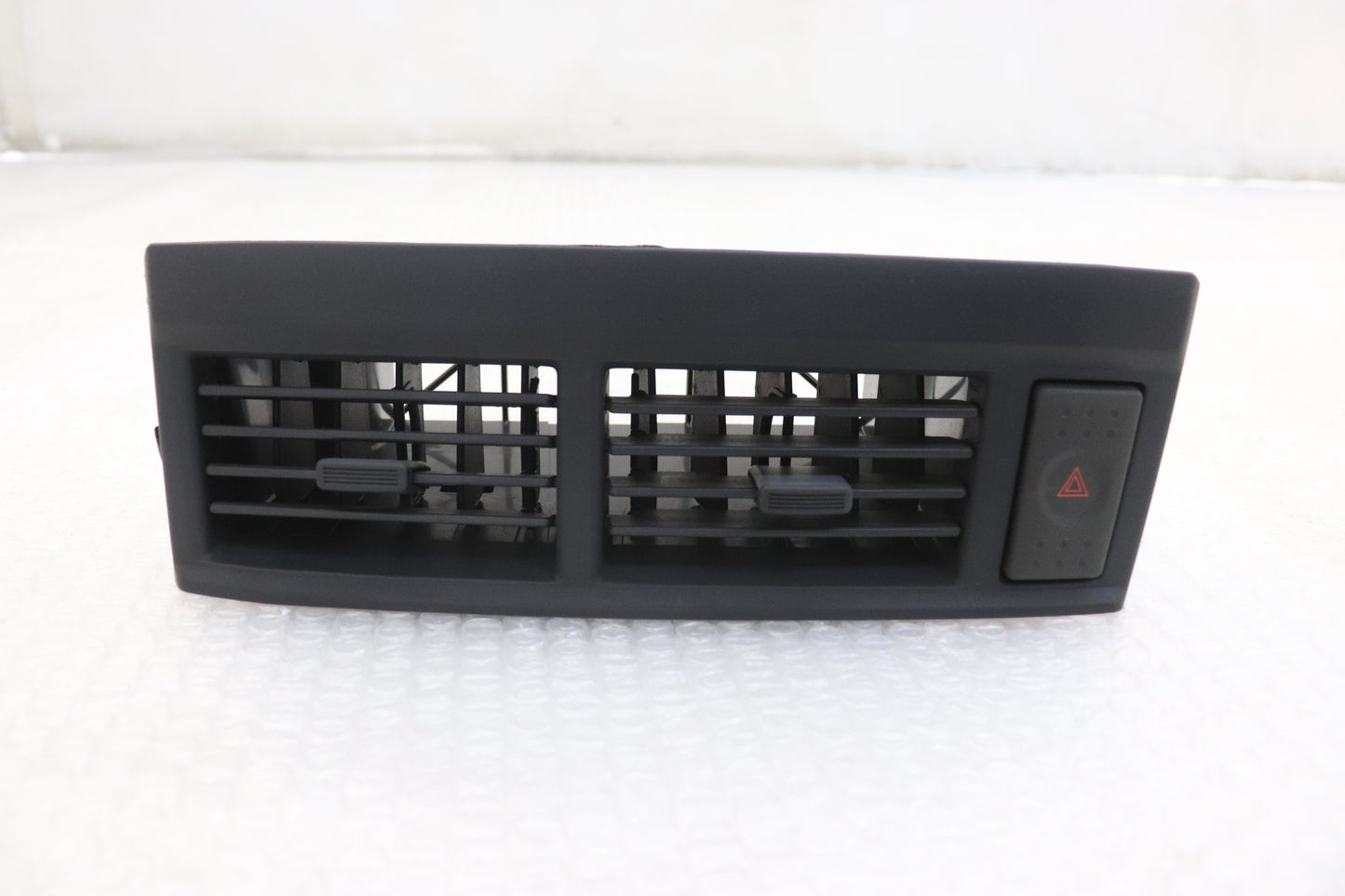 [USED] NISSAN Center A/C Vent – Skyline ER34 25GT Turbo (Late Model) 4-Door #1100333210